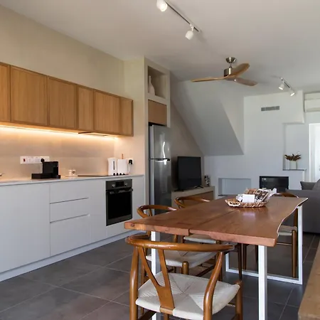 شقة فندقية إيليا بيتش لكجري سويتس 4*